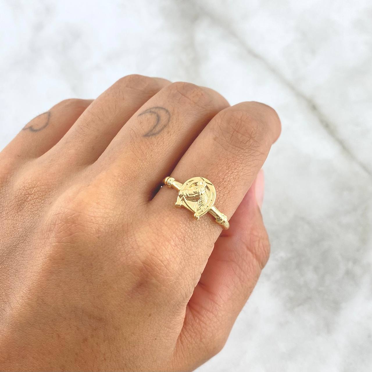 Anillo Sello Herradura 1.65gr / T8 / Nudo Liso Oro Amarillo 18K