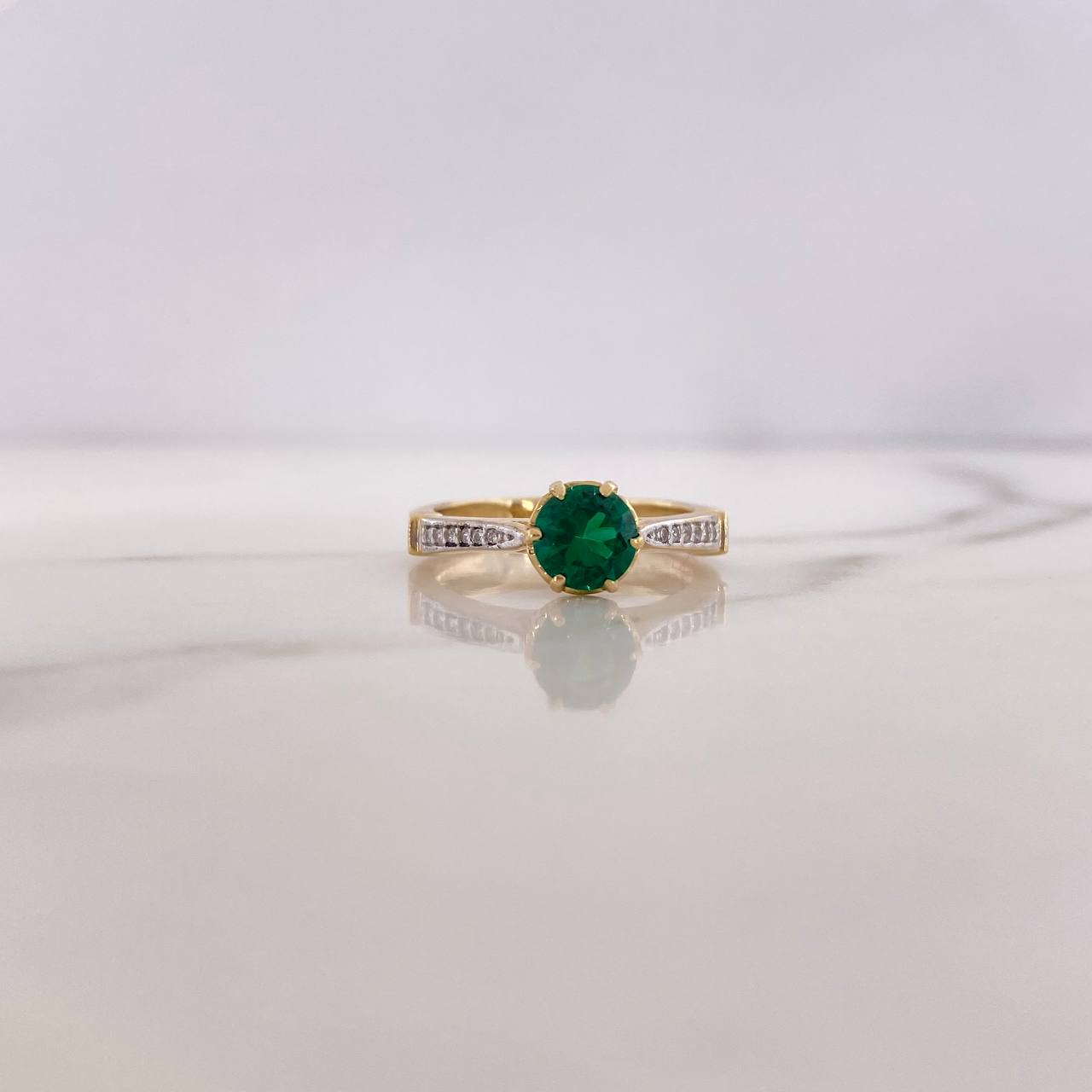 Anillo Solitario 3.35gr / T6 1/2 / Circones Verde Blancos Dos Oros Amarillo Blanco 18K &