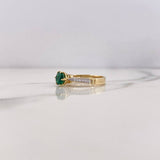 Anillo Solitario 3.35gr / T6 1/2 / Circones Verde Blancos Dos Oros Amarillo Blanco 18K &