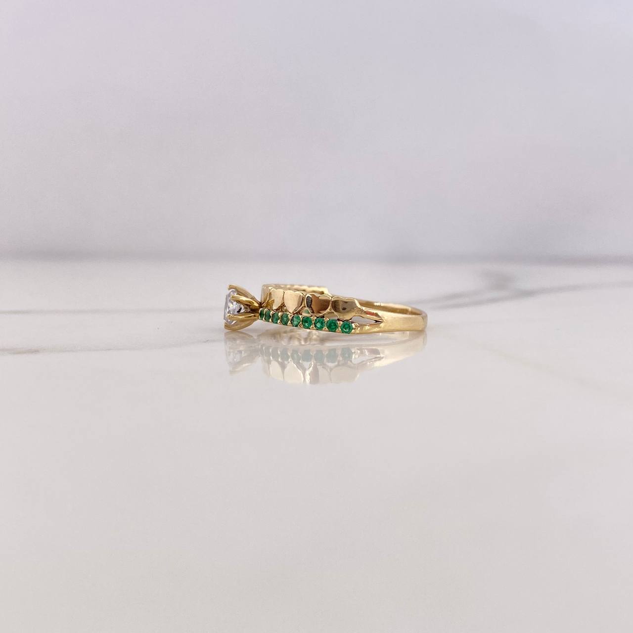 Anillo Solitario Corazones Linea 2.45gr / T6 1/4 / Circones Verdes Blanco Oro Amarillo 18K &