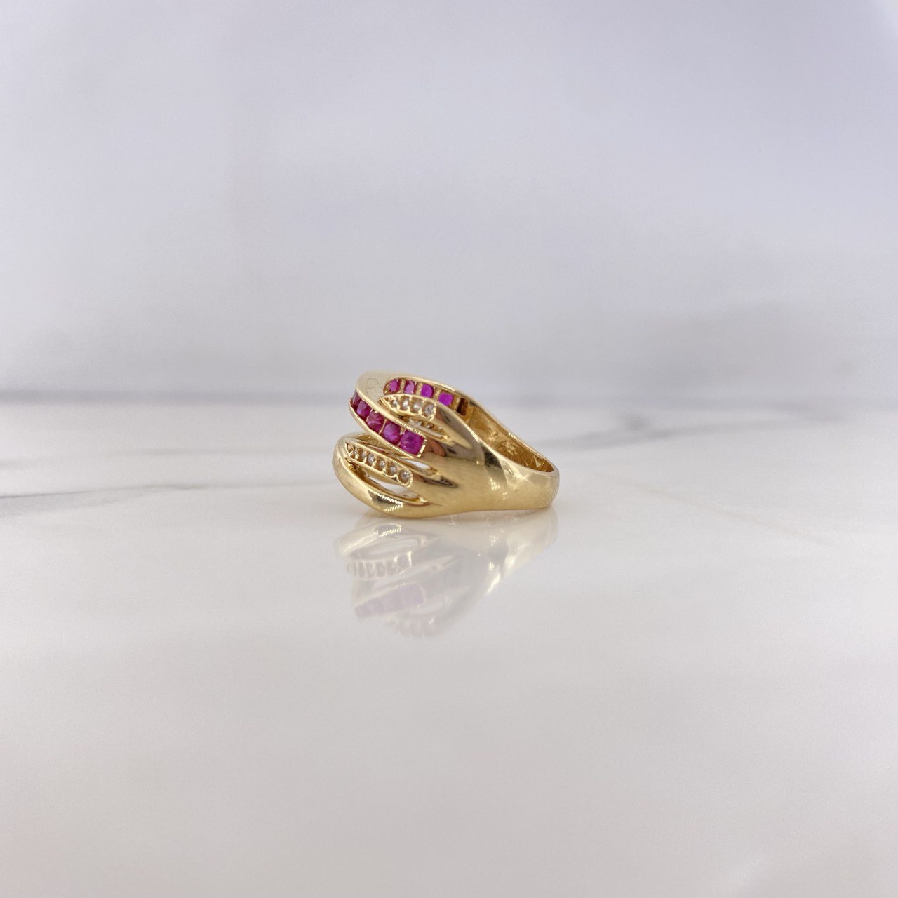 Anillo Rustico Curvas Cruzadas 5.2gr / T6 / Circones Blancos Fucsias Oro Amarillo 18K #