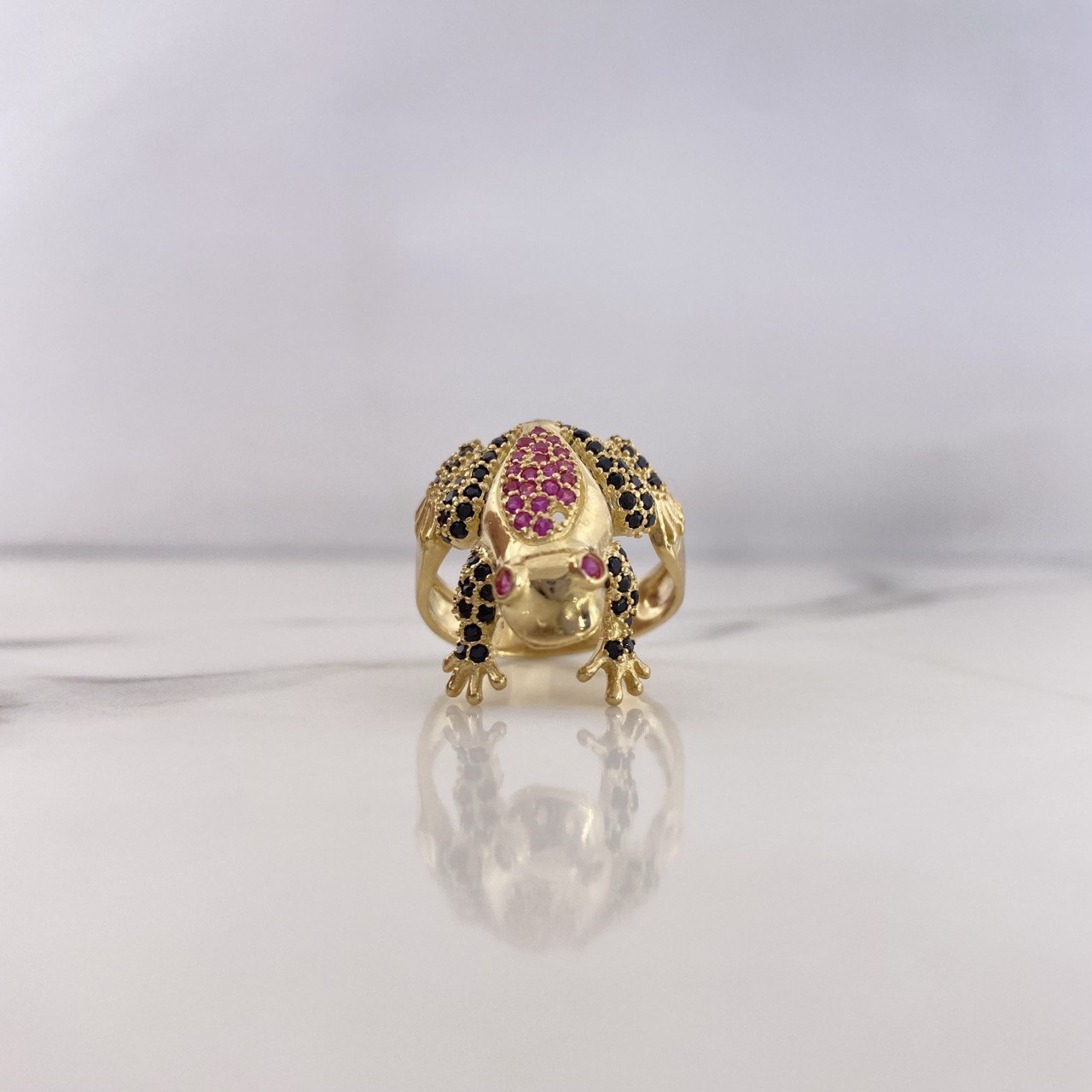 Anillo Rana 6.8gr / T8 3/4 / Circones Negros Fucsias Oro Amarillo 18K #