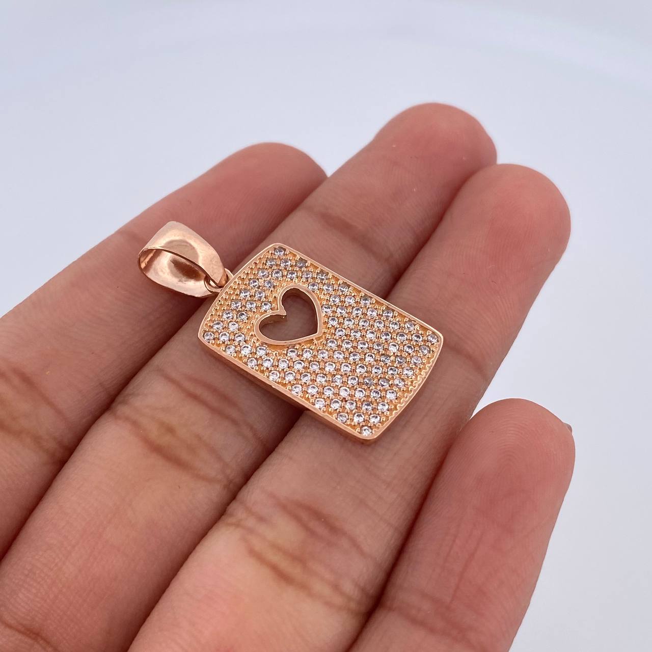 Dije Placa Corazon 2.95gr / 3cm / Circones Blancos Oro Rosa 18K $