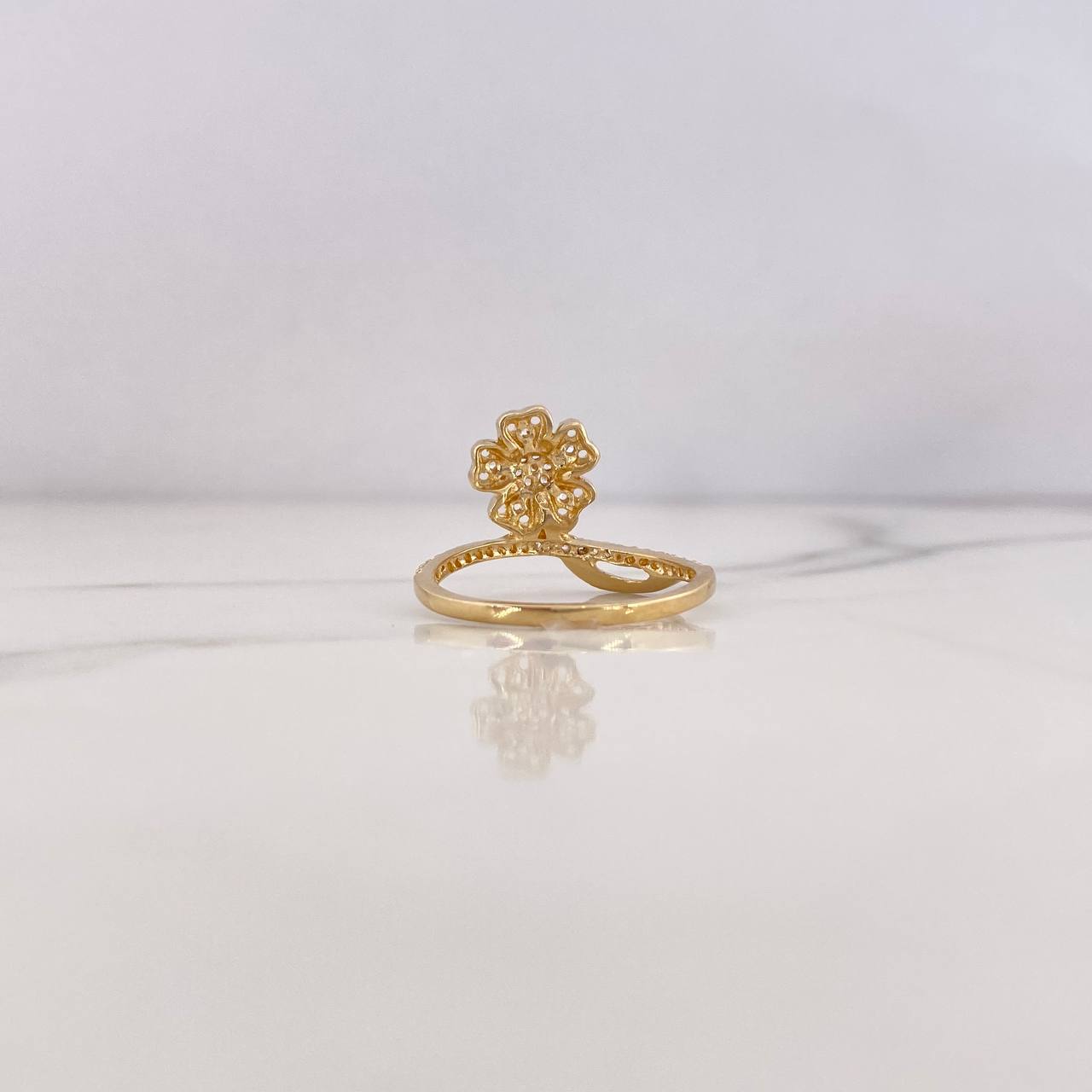 Anillo Flor 3.2gr / T7 1/2 / Circones Blancos Oro Amarillo 18K $