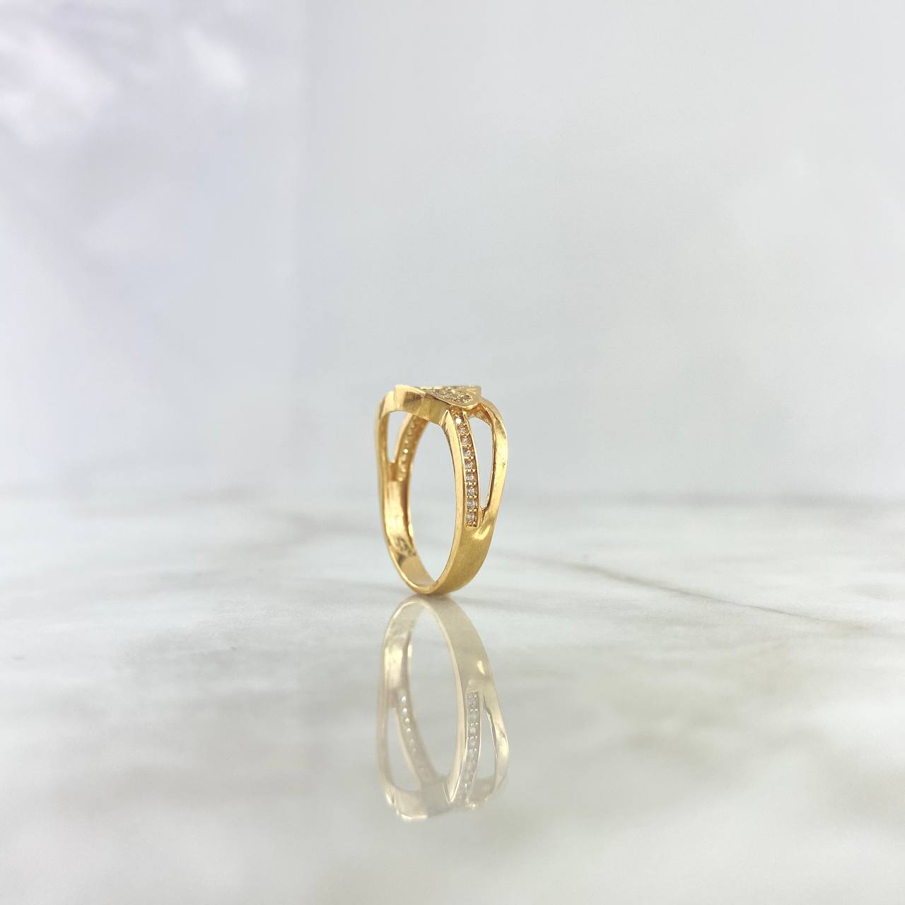 Anillo Corazon Base Cruzada 3.6gr / T7 1/4 / Circones Blancos Oro Amarillo 18K $