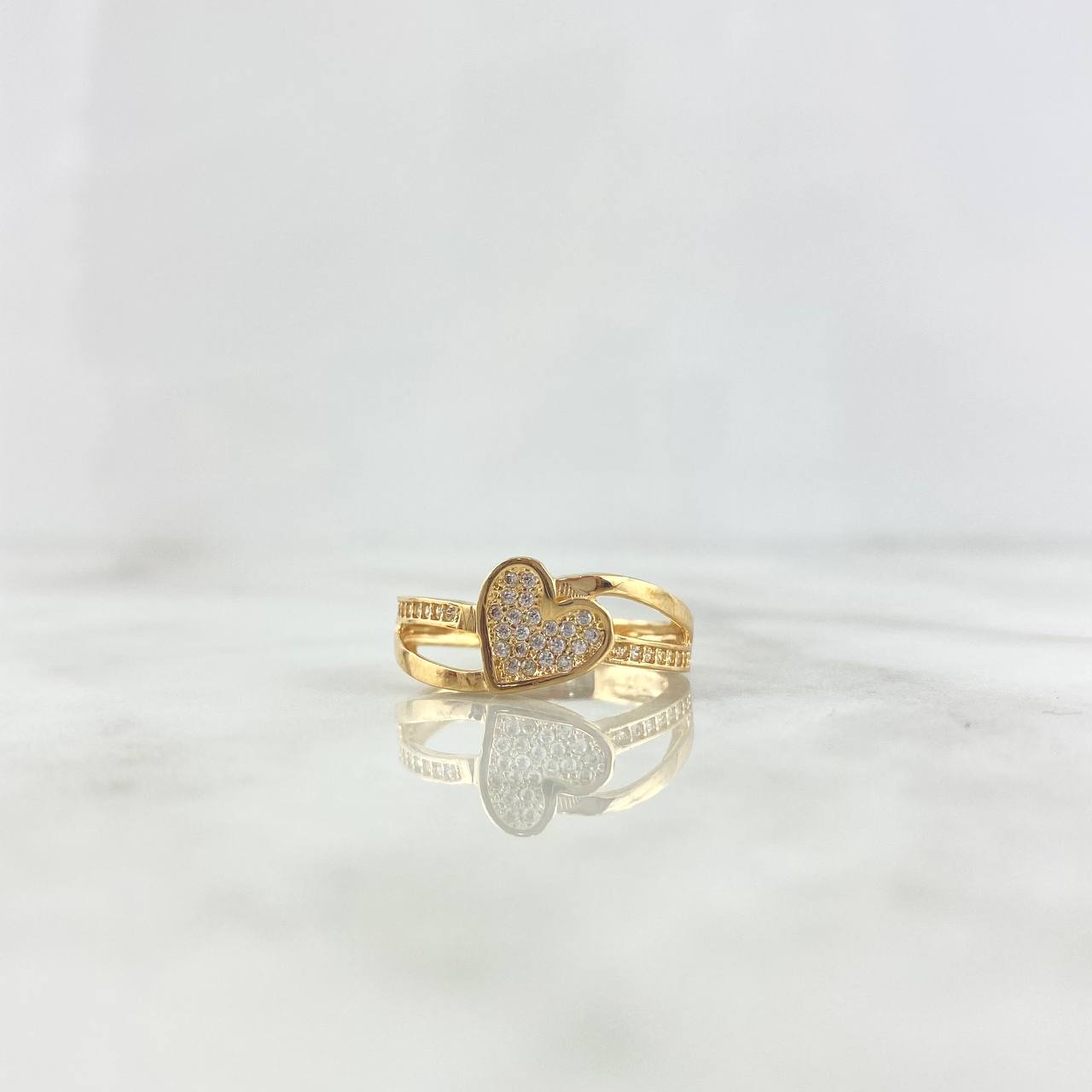 Anillo Corazon Base Cruzada 3.6gr / T7 1/4 / Circones Blancos Oro Amarillo 18K $