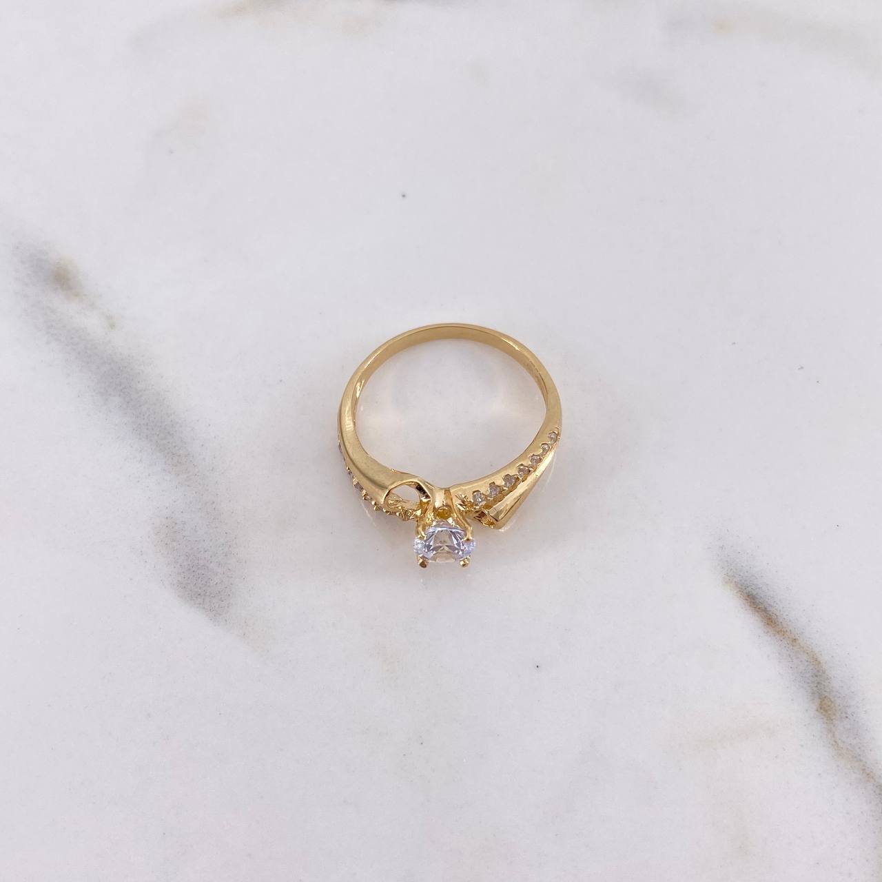 Anillo Solitario Linea Invertida 2.7gr / T6 / Circones Blancos Oro Amarillo 18K $