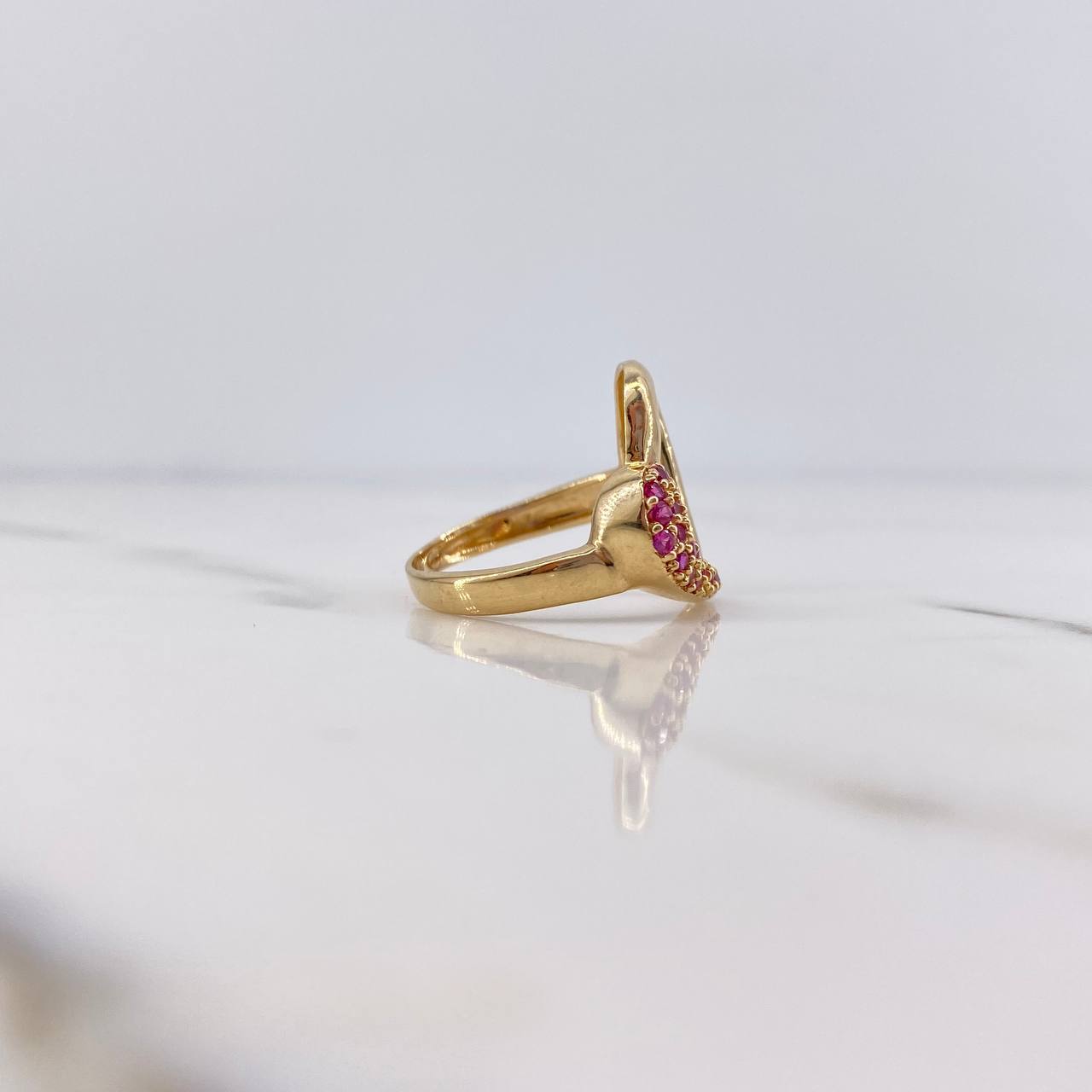 Anillo Silueta Corazon 3.55gr / T7 / Circones Fucsias Oro Amarillo 18K $