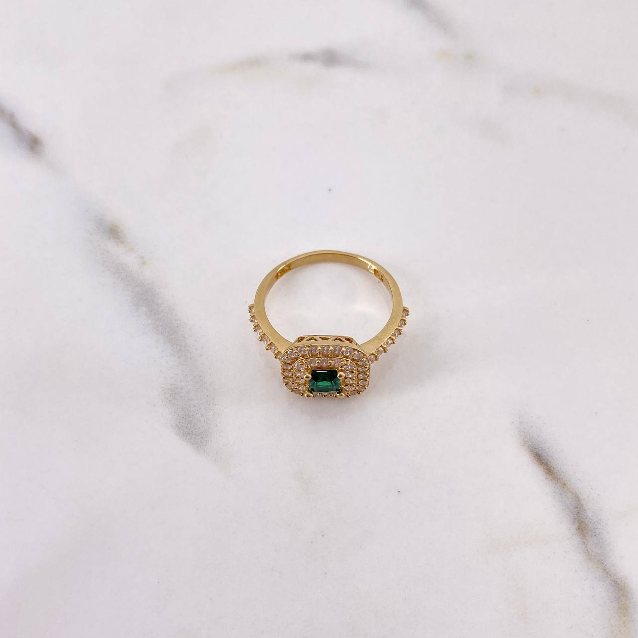 Anillo Halo Cuadrado 3.65gr / T7 / Circones Verde Blancos Oro Amarillo 18K $