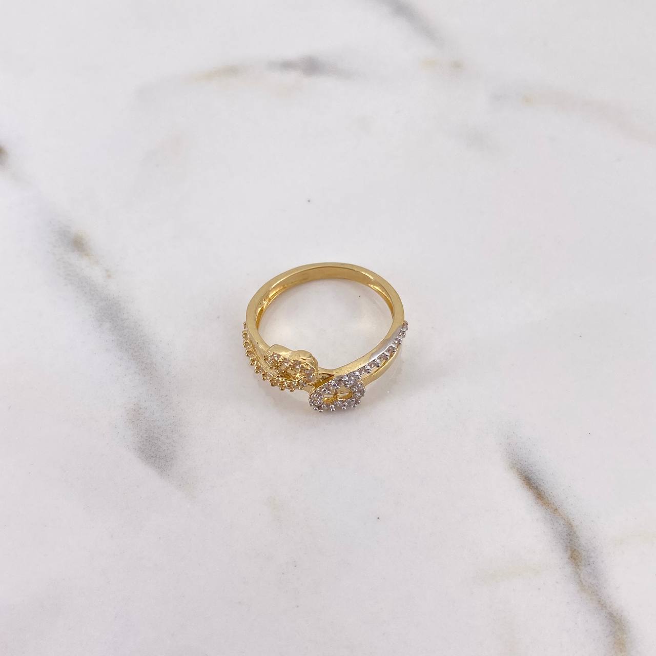 Anillo Corazones Lineas 3.05gr / T7 / Circones Blancos Dos Oros Amarillo Blanco 18K $