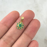 Dije Flor 1.2gr / 1.6cm / Esmeraldas 0.58pts Oro Amarillo 18K (Joya)