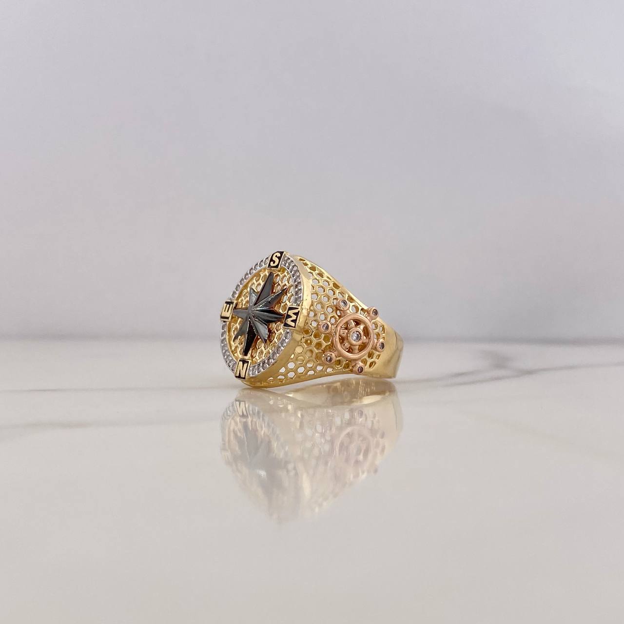 Anillo Brujula Estrella Cardinal 9.25gr / T10 / Circones Blancos Tres Oros 18K $