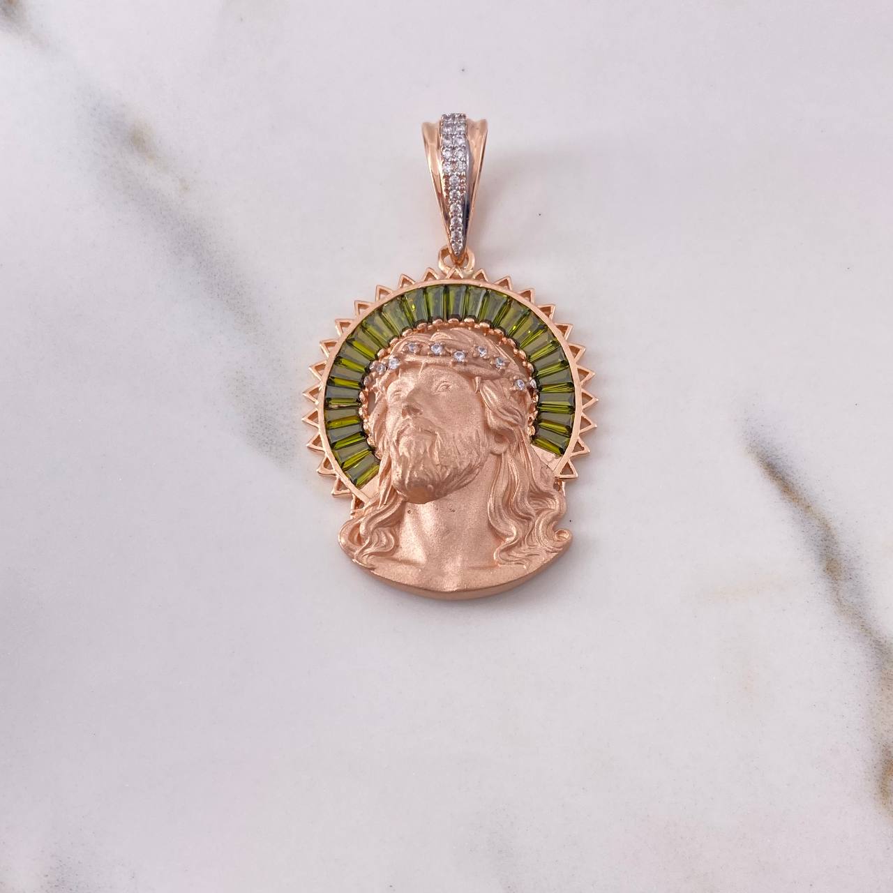 Dije Rostro Cristo 9.3gr / 4.5cm / Circones Verdes Blancos Dos Oros Blanco Rosa 18K $