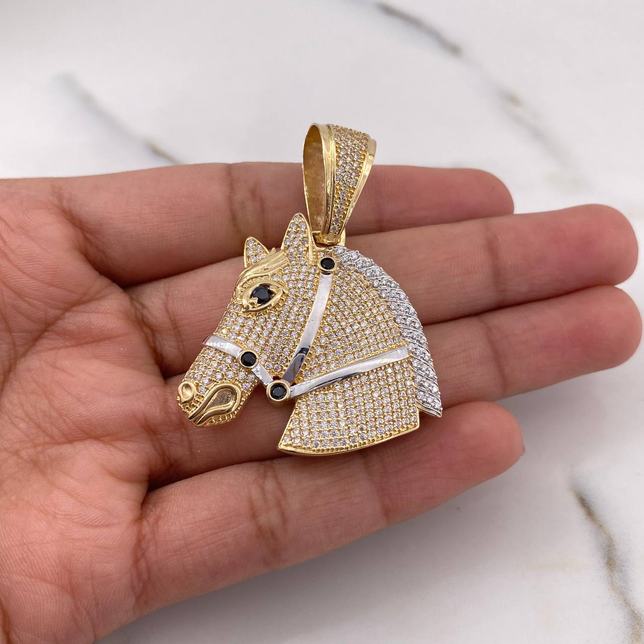 Dije Caballo 13.05gr / 4.5cm / Circones Negros Blancos Dos Oros Amarillo Blanco 18K $