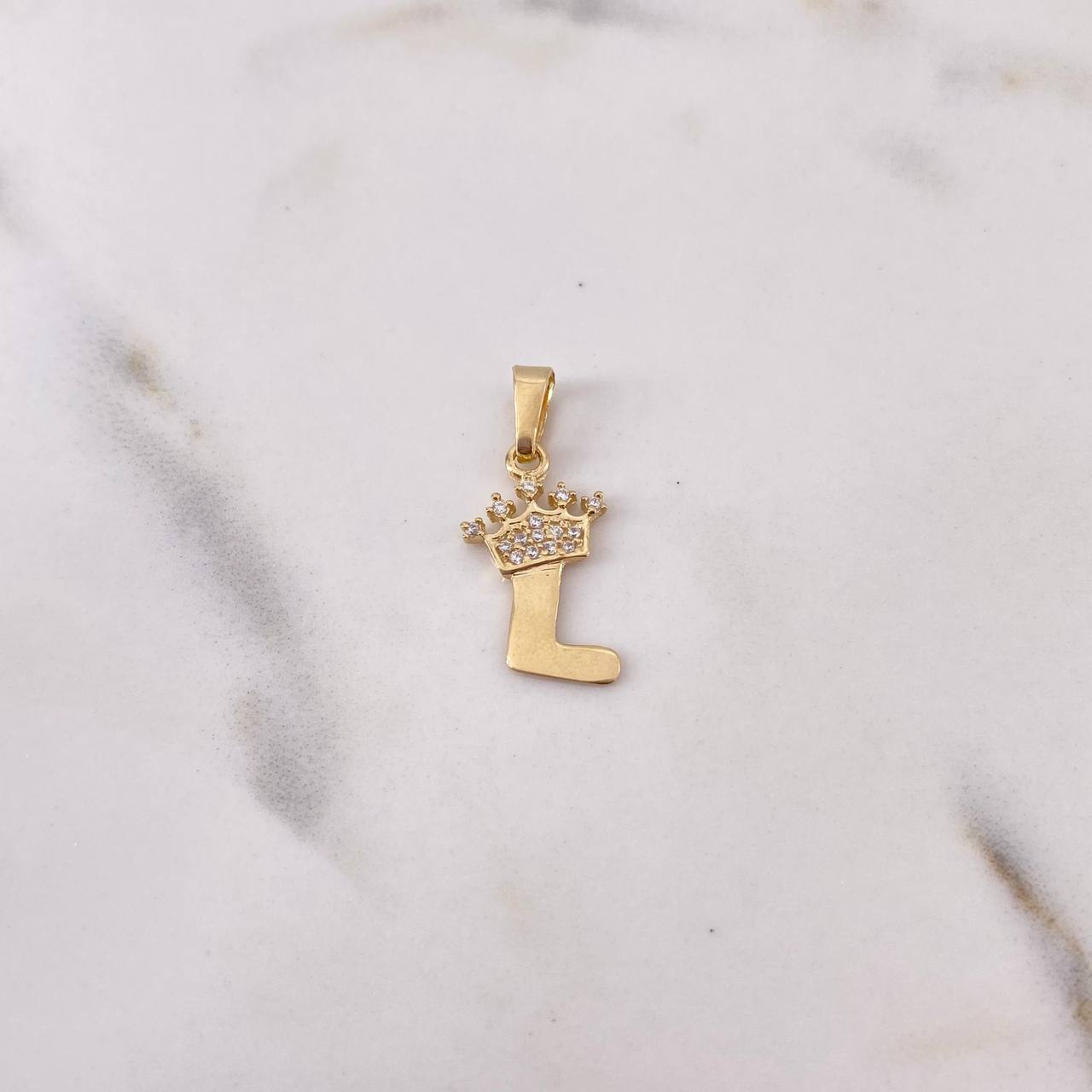 Dije Letra L Corona 0.9gr / 2.2cm / Circones Blancos Oro Amarillo 18K $