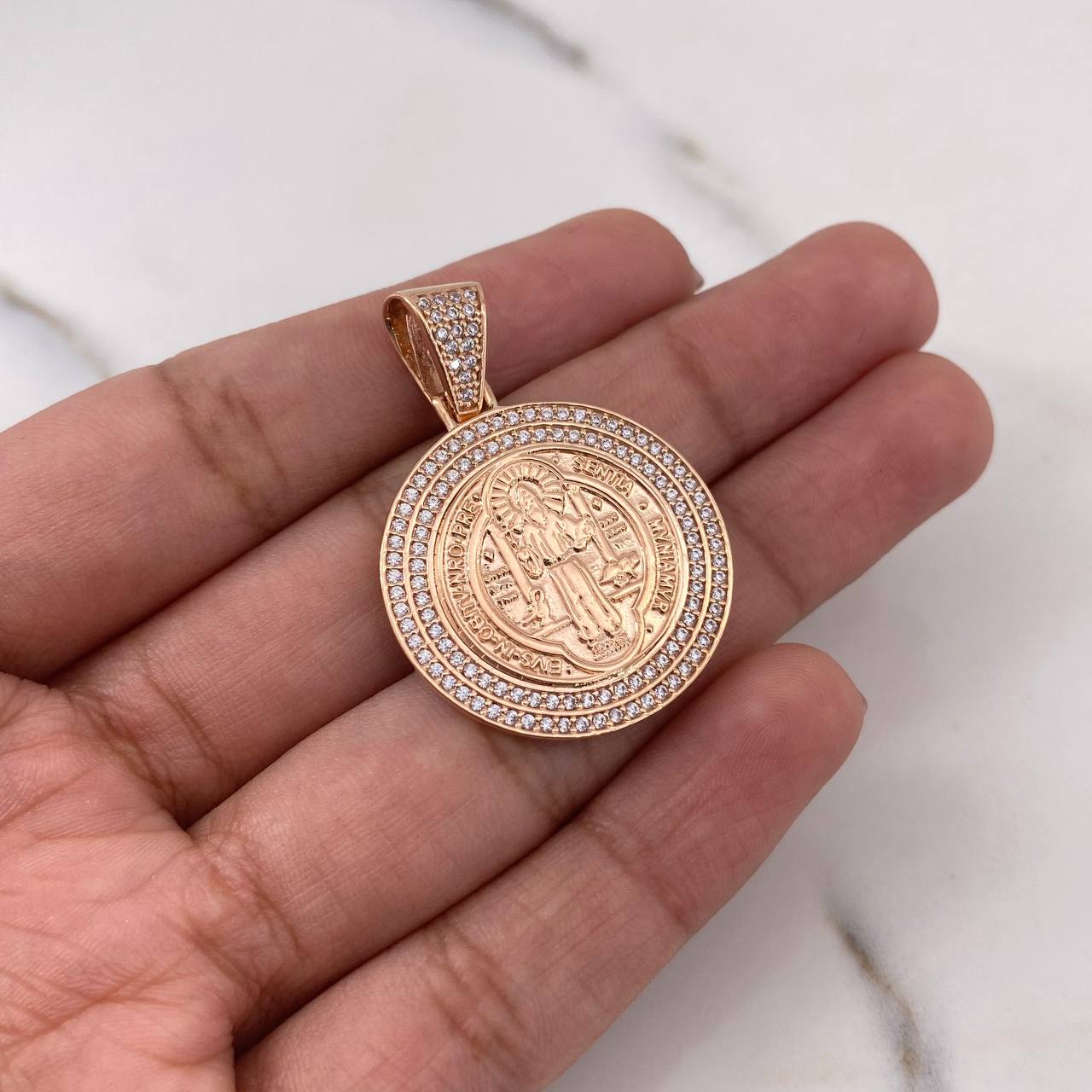 Dije Medalla San Benito 6.65gr / 3.6cm / Circones Blancos Oro Rosa 18K $