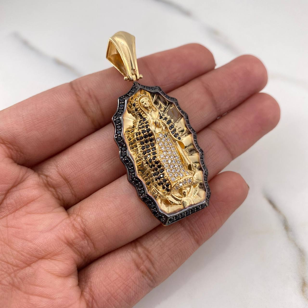 Dije Virgen Guadalupe 14.85gr / 5.2cm / Circones Negros Blancos Dos Oros Negro Amarillo 18K $