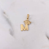 Dije Letra M Corona 1.2gr / 2.5cm / Circones Blancos Oro Amarillo 18K $