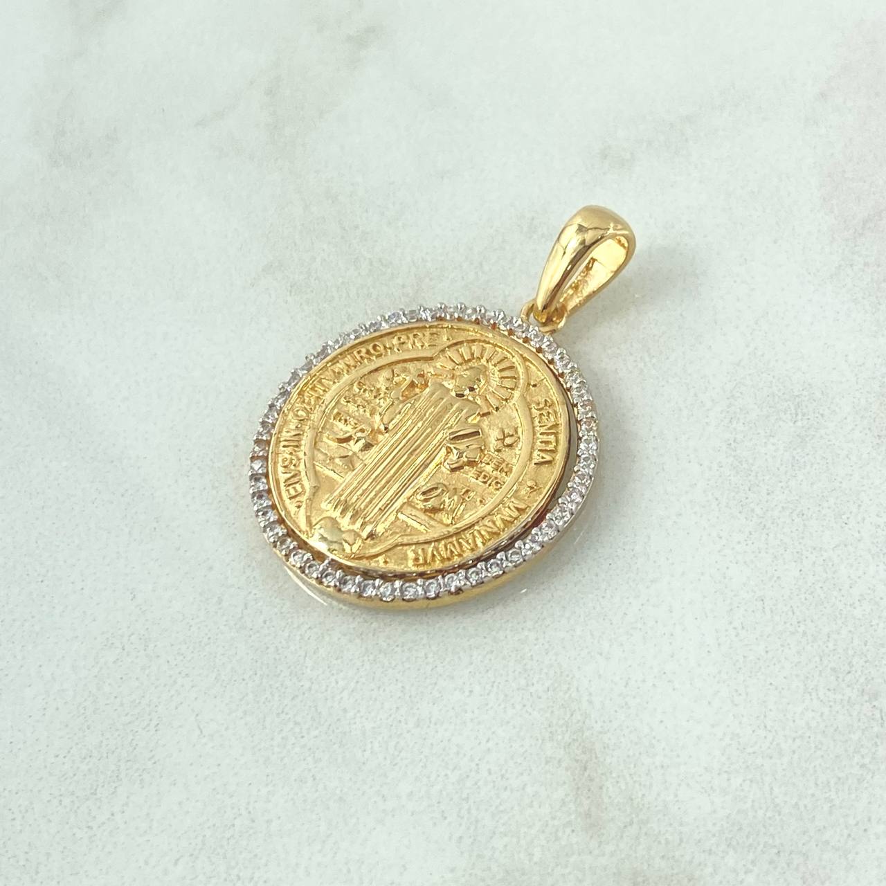 Dije San Benito Medalla 3.1gr / 2.5cm / Texturiizada Circones Blancos Oro Amarillo 18K *