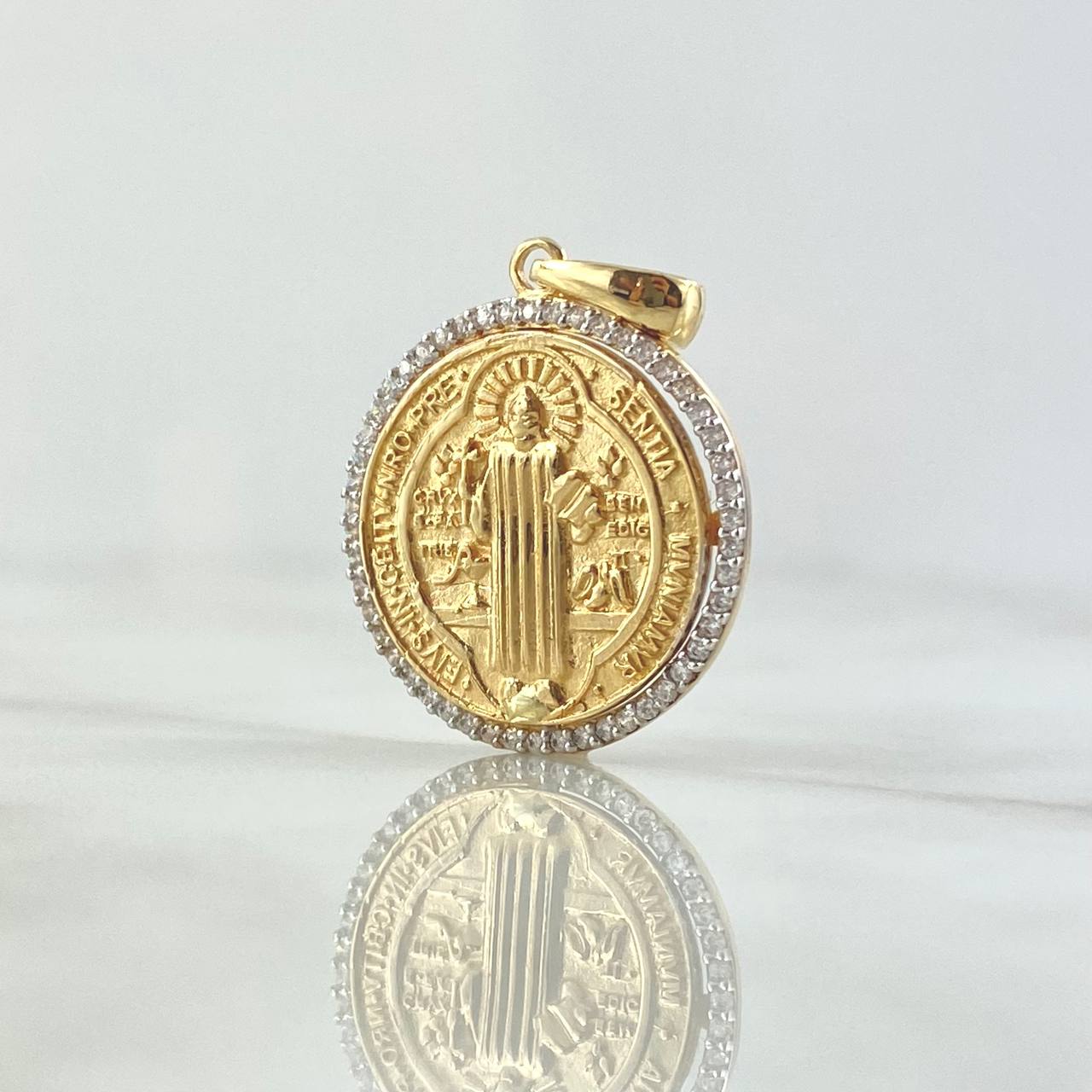 Dije San Benito Medalla 4.65gr / 2.8cm / Texturiizada Circones Blancos Oro Amarillo 18K ©