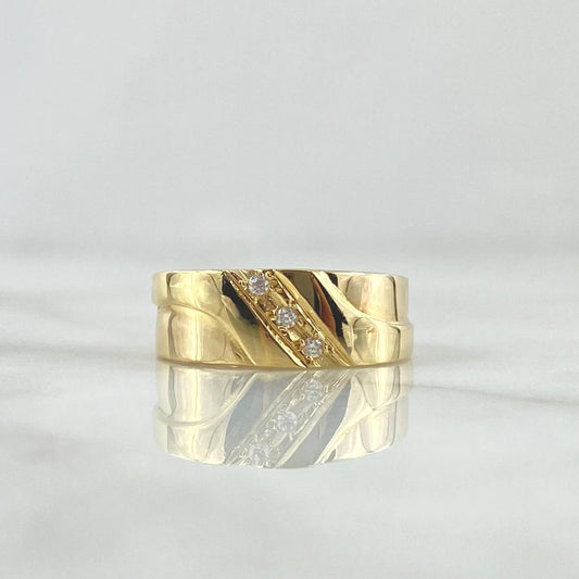 Anillo Argolla Diagonal Basteada 4.45gr / T6 / Circones Blancos Oro Amarillo 18K ©