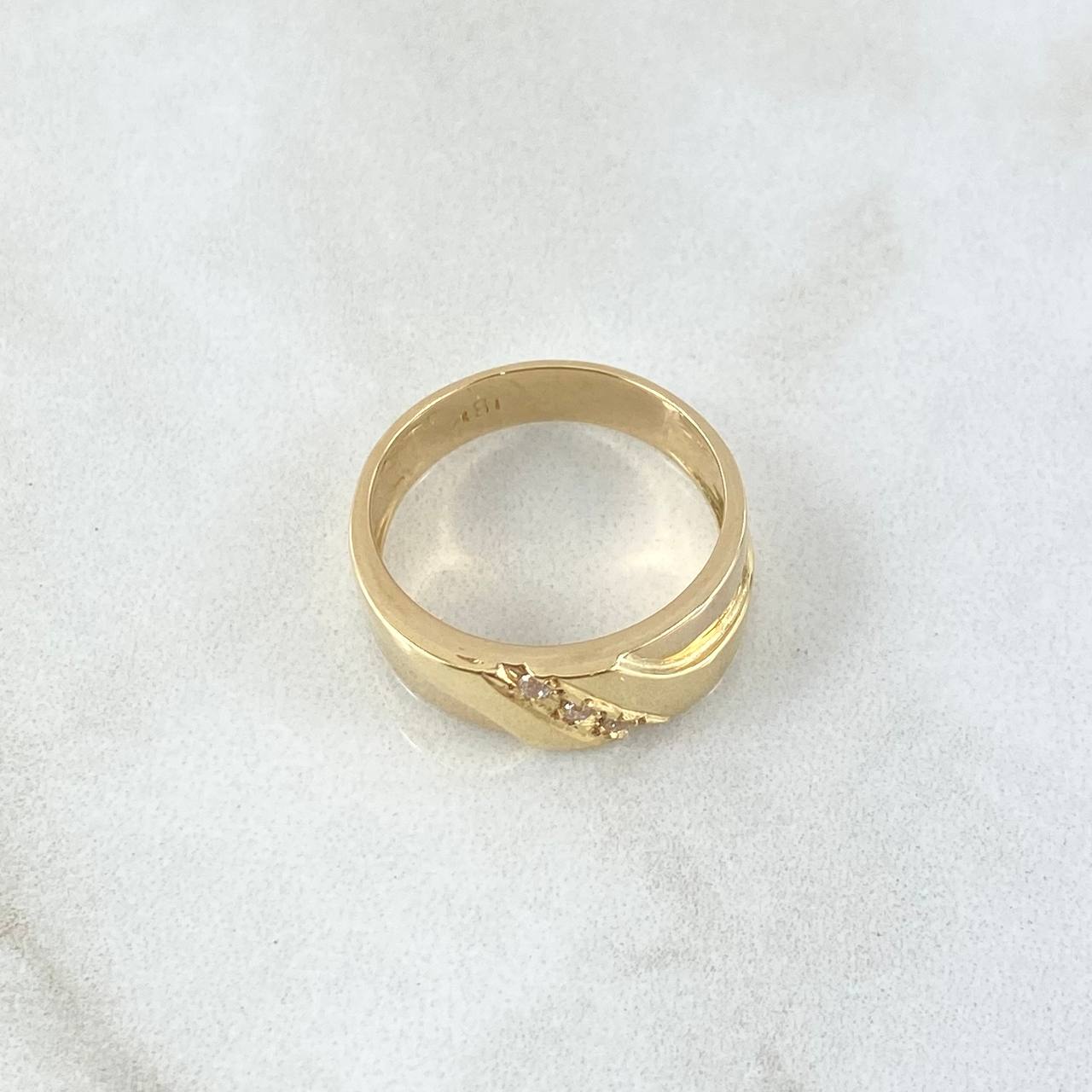 Anillo Argolla Diagonal Basteada 4.45gr / T6 / Circones Blancos Oro Amarillo 18K ©