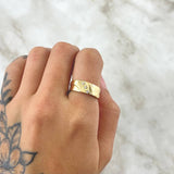 Anillo Argolla Diagonal Basteada 4.45gr / T6 / Circones Blancos Oro Amarillo 18K ©