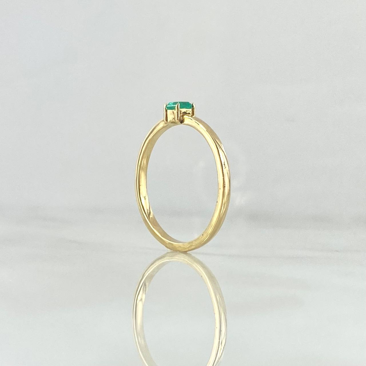 Anillo Solitario Rectangular 1.85gr / T6 1/2 / Esmeralda 7pts Oro Amarillo 18K (Joya) ©