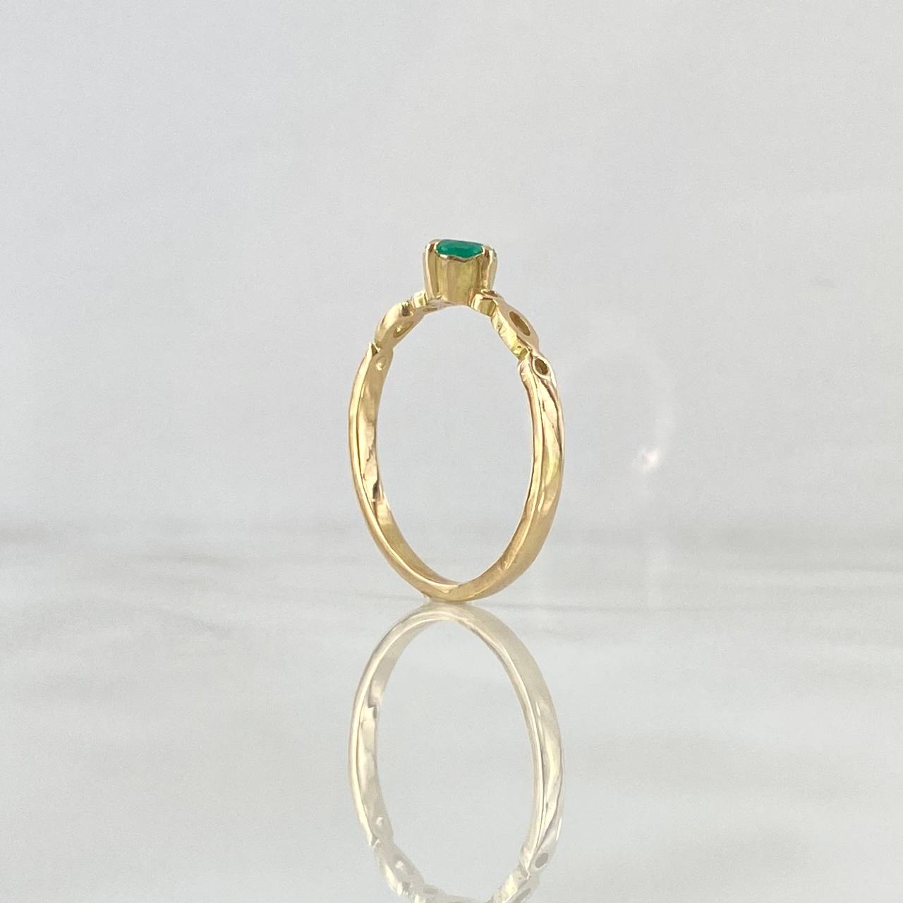 Anillo Solitario Cuatro Garras En Onda 2.1gr / T7 3/4 / Esmeraldas 34pts Oro Amarillo 18K (Joya) ©