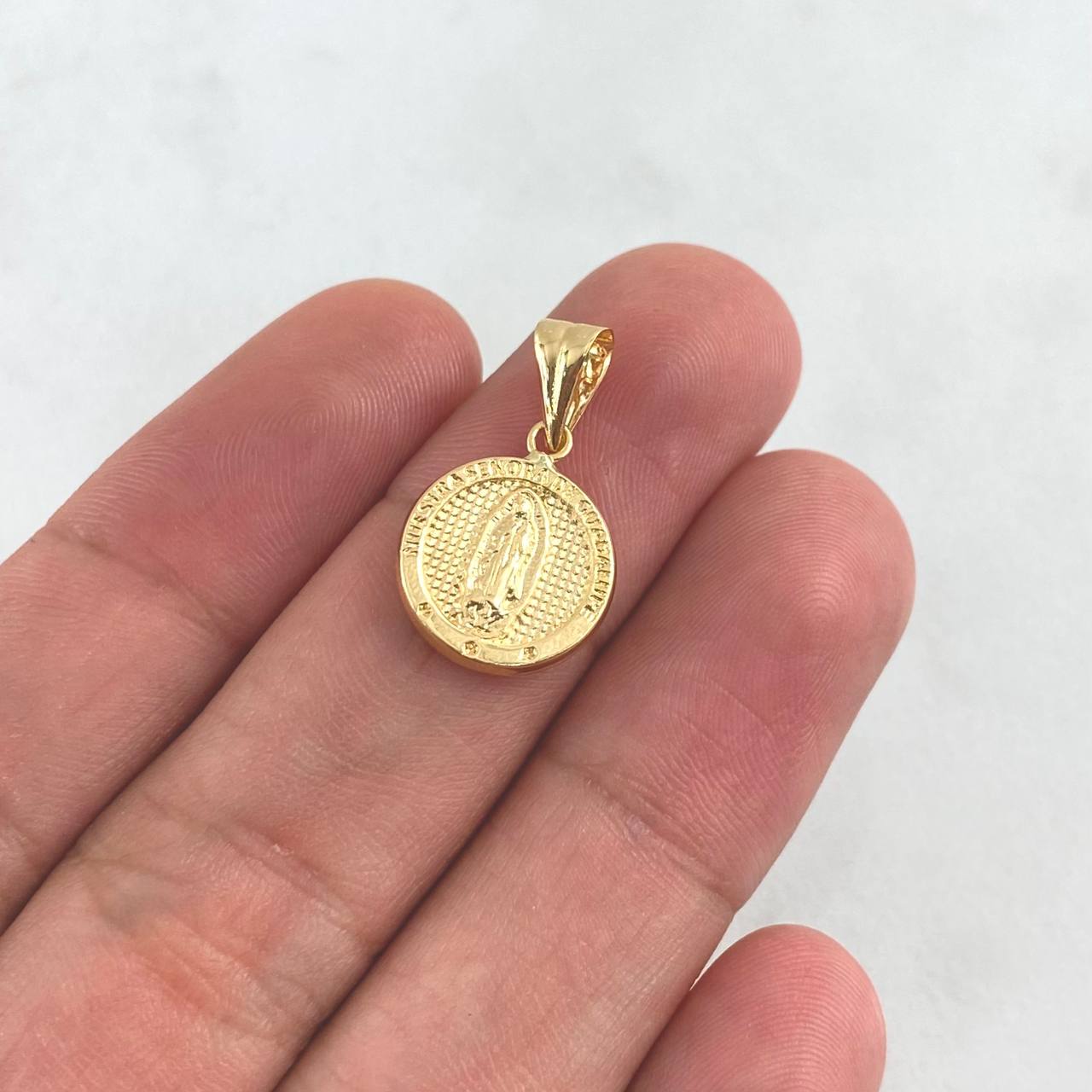 Dije Virgen Guadalupe 0.9gr / 2cm / Circulo Texturizado - Cargador Liso Oro Amarillo 18K ©