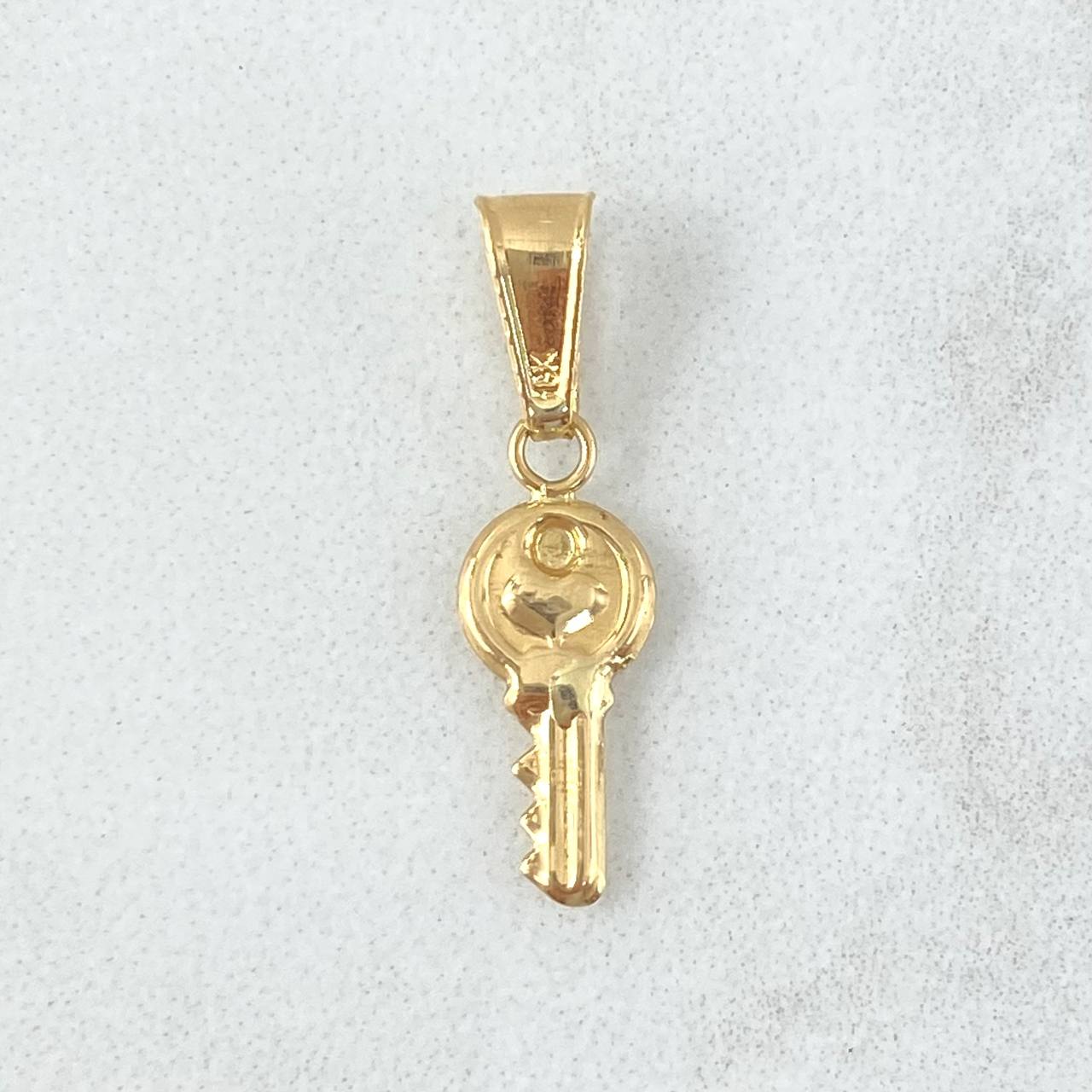 Dije Llave Corazón 0.4gr / 2.1cm / Troquelado Liso Oro Amarillo 18K