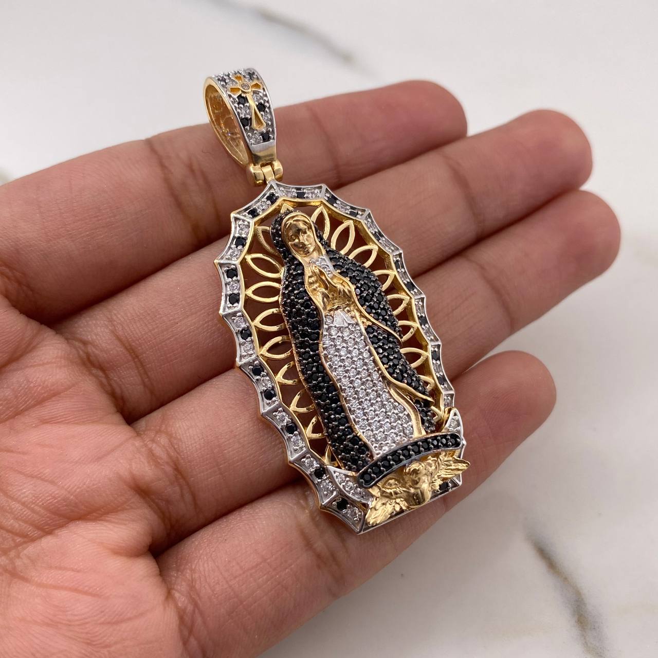 Dije Virgen Guadalupe 13.7gr / 5.4cm / Circones Negros Blancos Tres Oros 18K $