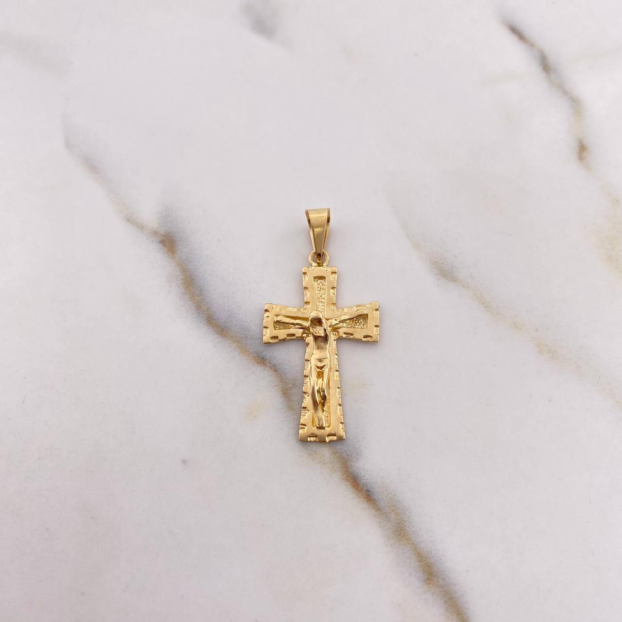 Dije Cruz Cristo 3.09gr / 3.6cm / Oro Amarillo 18K $