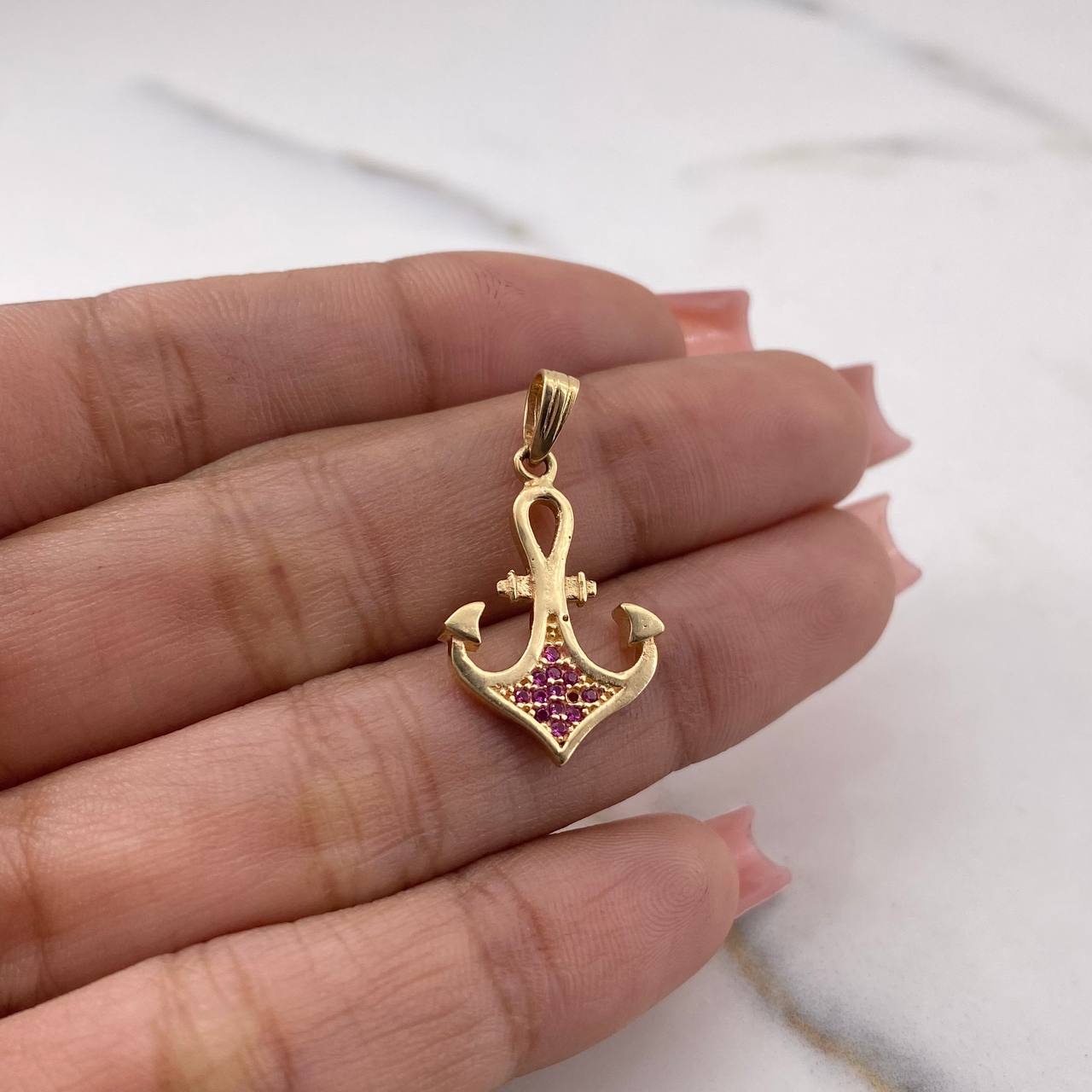 Dije Ancla 1.75gr / 2.7cm / Circones Fucsia Oro Amarillo 18K $