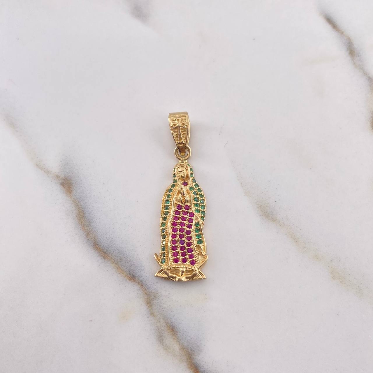 Dije Virgen Guadalupe 3.45gr / 3.7cm / Circones Verdes Fucsias Oro Amarillo 18K $