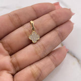 Dije Trebol 1.05gr / 1.9cm / Circones Blancos Oro Amarillo 18K $