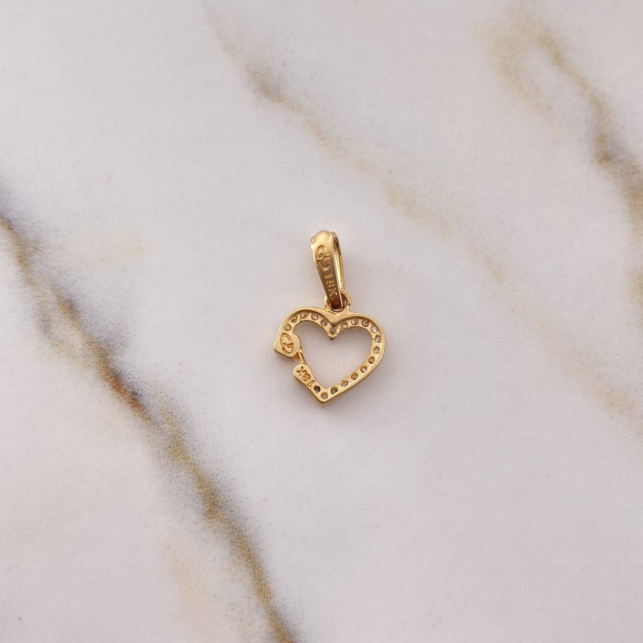 Dije Corazon 0.8gr / 1.8cm / Circones Blancos Oro Amarillo 18K $