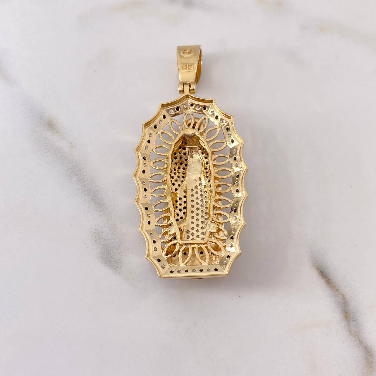 Dije Virgen Guadalupe 13.7gr / 5.4cm / Circones Negros Blancos Tres Oros 18K $