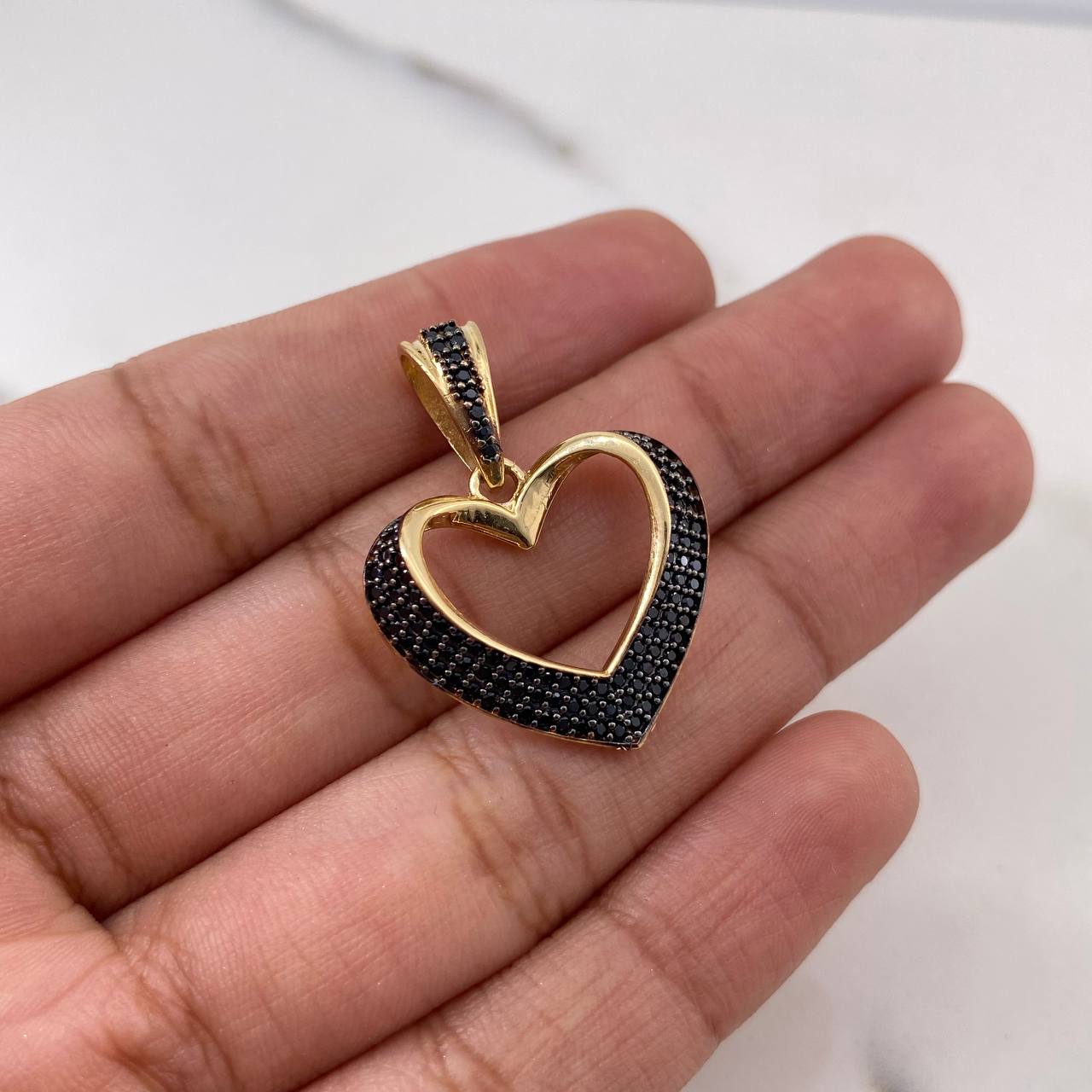 Dije Silueta Corazon 3.5gr / 2.8cm / Circones Negros Dos Oros Negro Amarillo 18K $