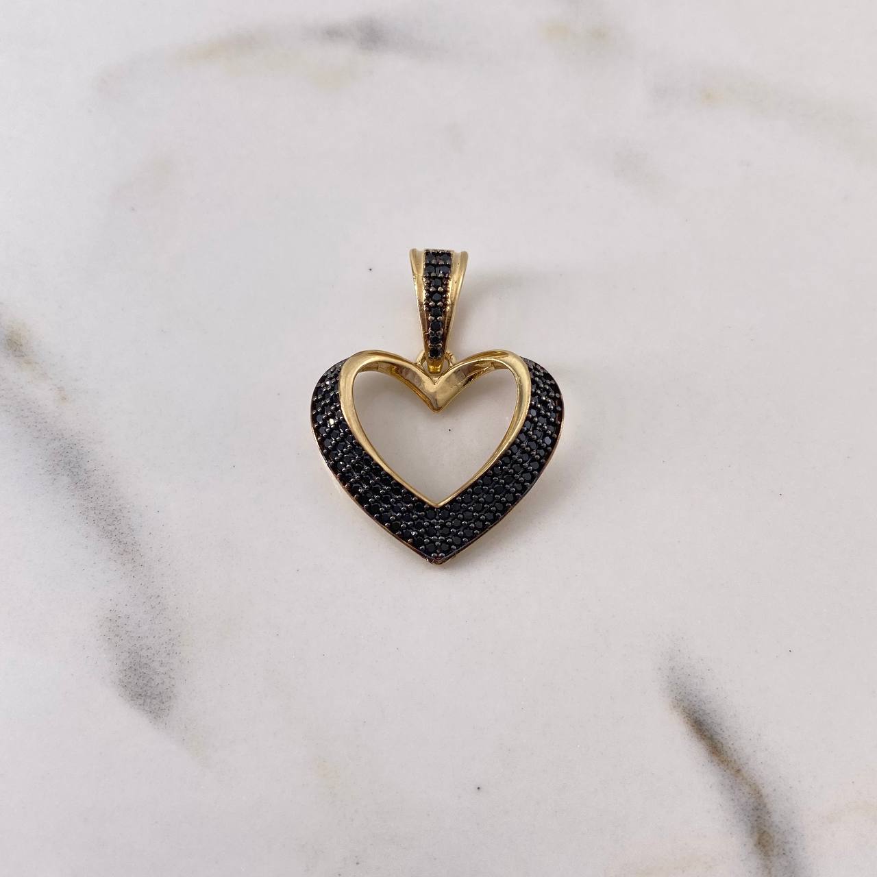 Dije Silueta Corazon 3.5gr / 2.8cm / Circones Negros Dos Oros Negro Amarillo 18K $