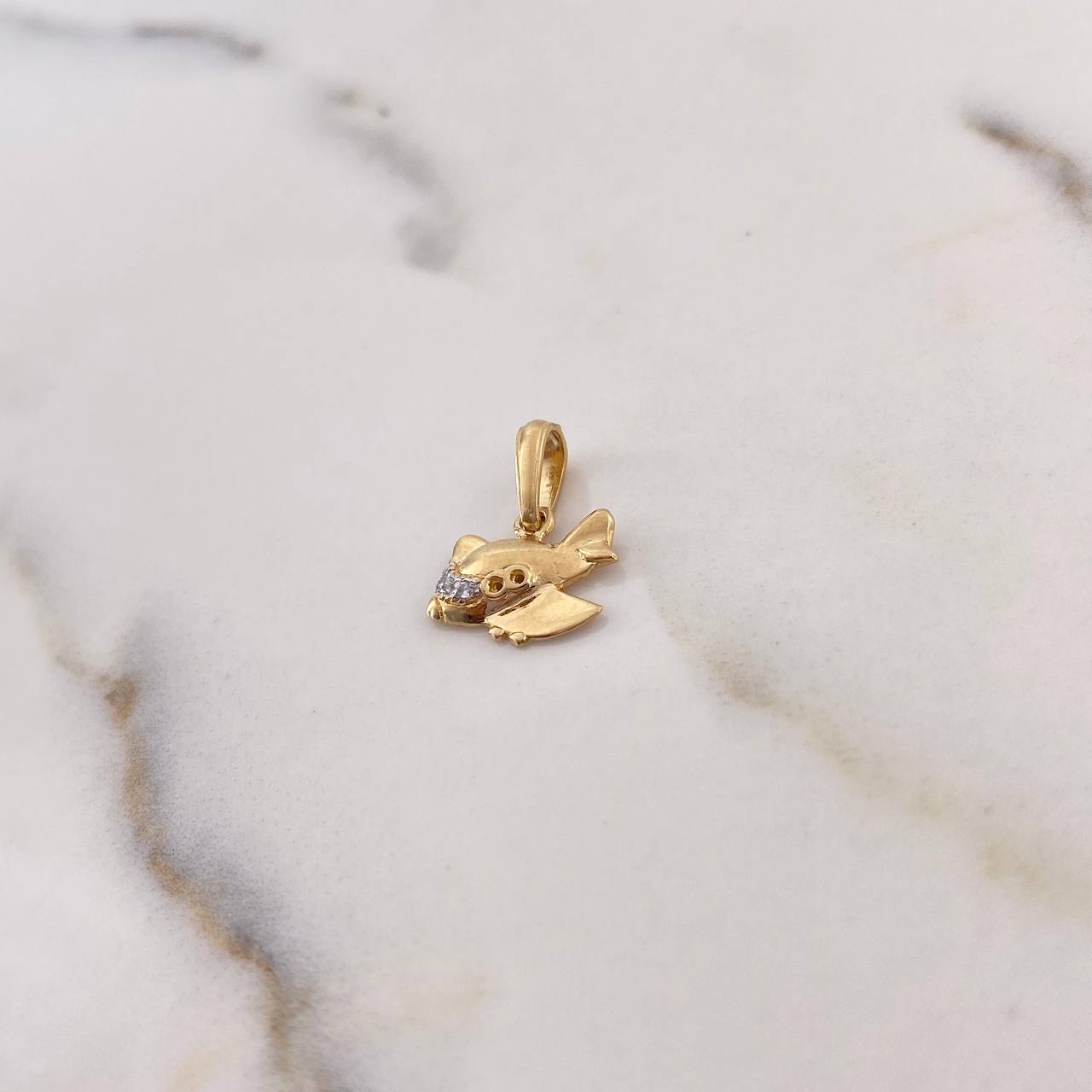 Dije Avion 0.95gr / 1.7cm / Circones Blancos Oro Amarillo 18K $