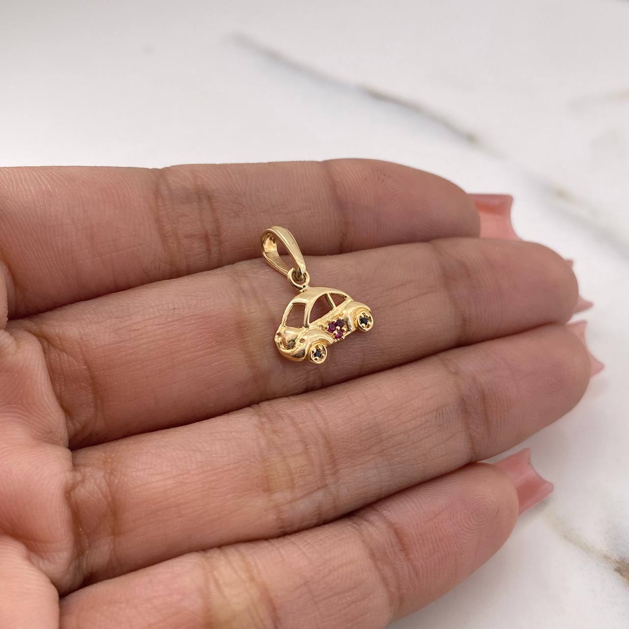 Dije Carro 0.8gr / 1.6cm / Circones Fucsia Oro Amarillo 18K $