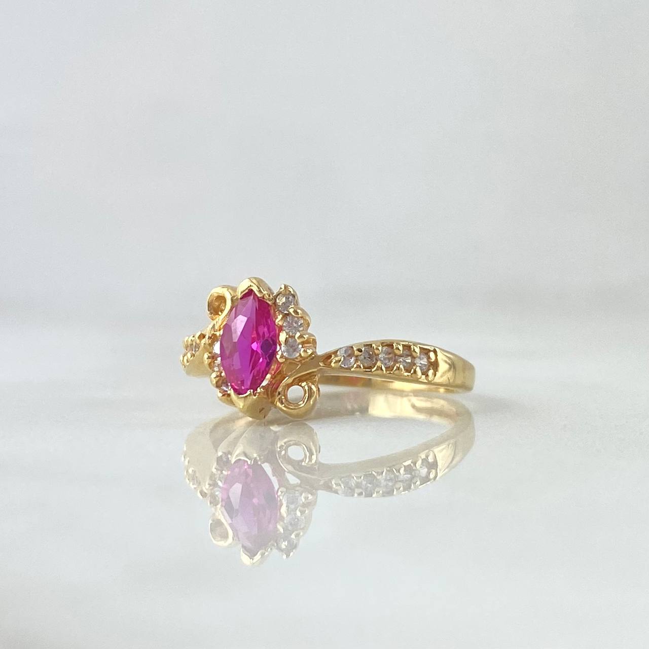 Anillo Marquesa Basteada 2.25gr / T5 3/4 / Circones Blancos-Fucsia Oro Amarillo