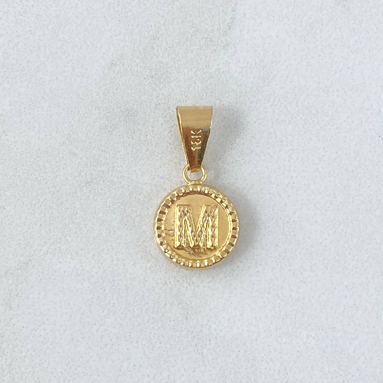 Dije Letra M Lisa 0.65gr / 1.9cm / Circulo Bordeado Oro Amarillo 18K