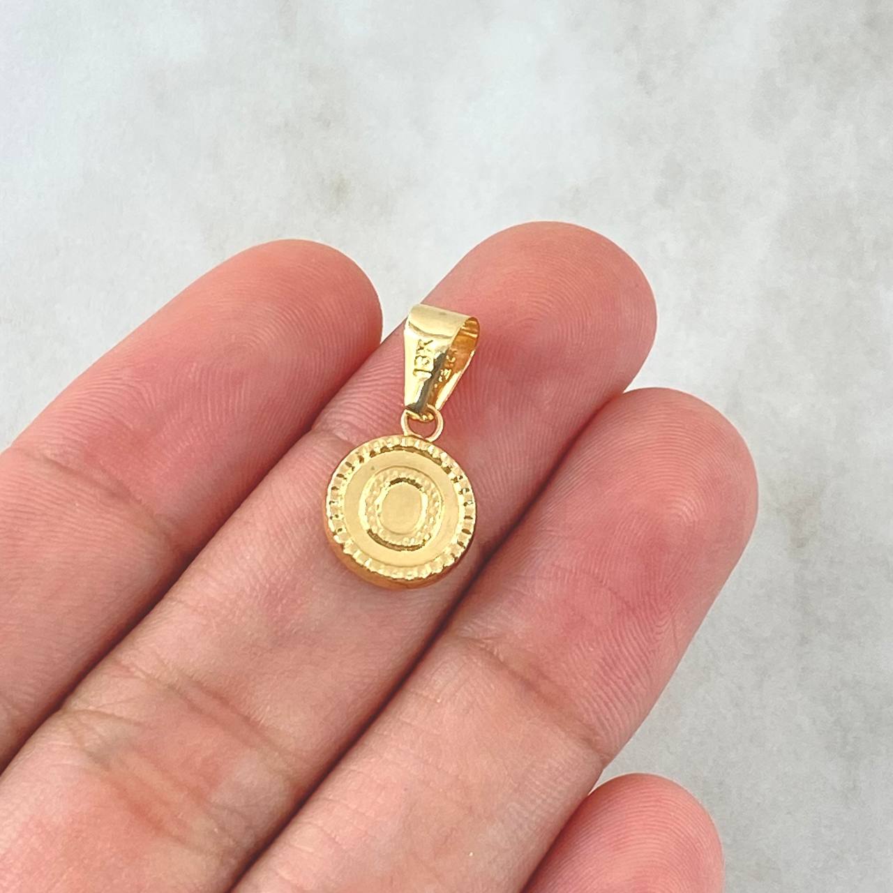 Dije Letra O Lisa 0.6gr / 1.9cm / Circulo Bordeado Oro Amarillo 18K