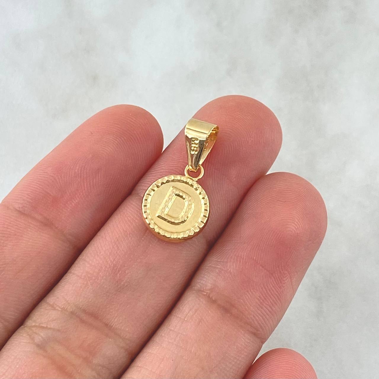 Dije Letra D Lisa 0.6gr / 1.9cm / Circulo Bordeado Oro Amarillo 18K