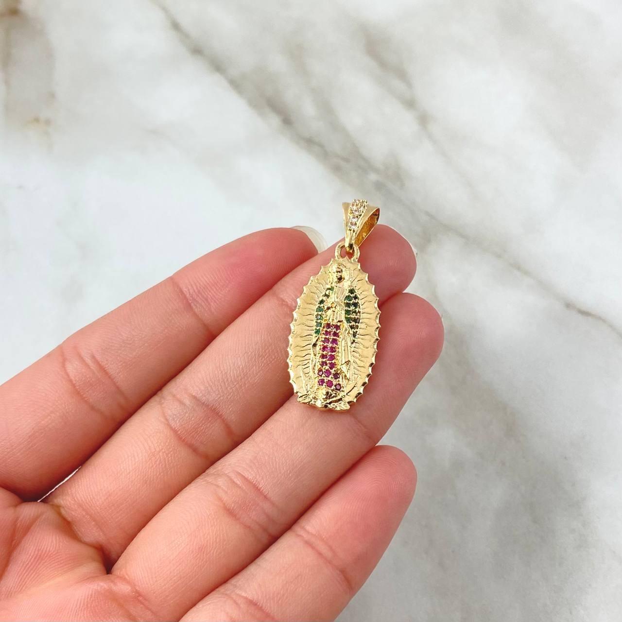 Dije Virgen Guadalupe Silueta 3.55gr / 3.5cm / Circones Blancos Verdes Fucsias Oro Amarillo 18K ©