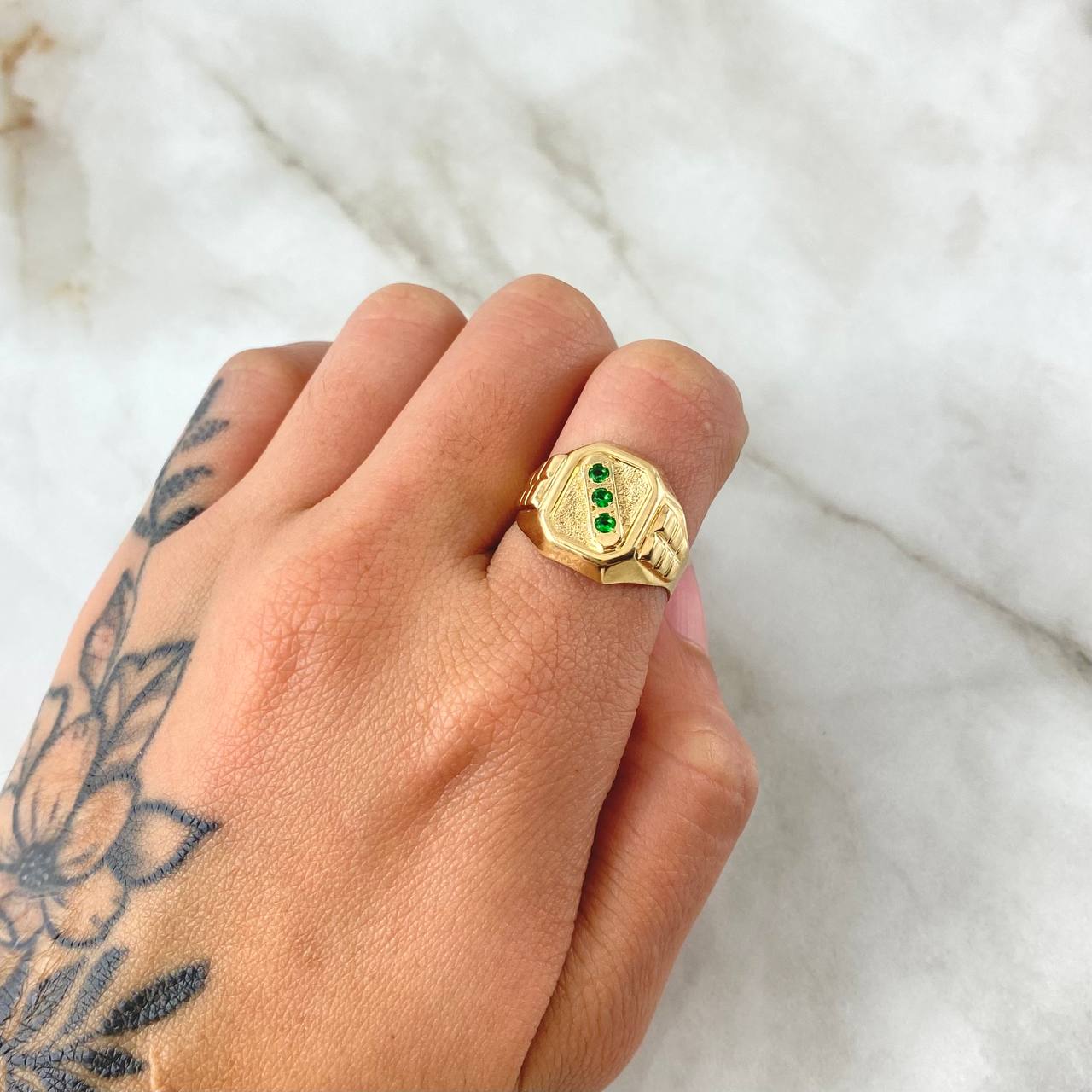 Anillo Sello Trinity 4gr / T7 1/2 / Circones Verdes Oro Amarillo 18K