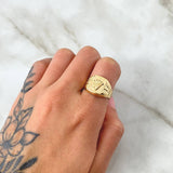 Anillo Sello Rectangulo Corona RX 3.35gr / T7 1/2 / Texturizado Oro Amarillo 18K