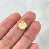 Dije Letra V Mate 0.55gr / 1.7cm / Circulo Bordeado Oro Amarillo 18K